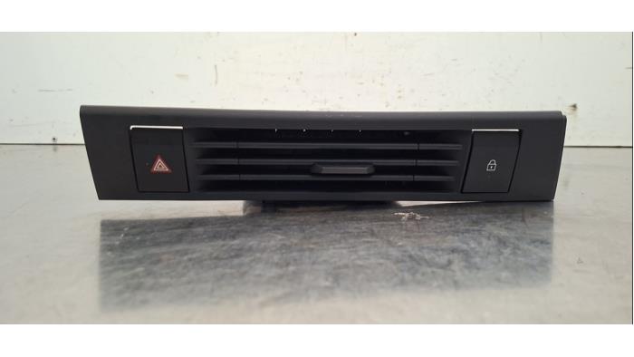 Grille aération tableau de bord Opel Astra