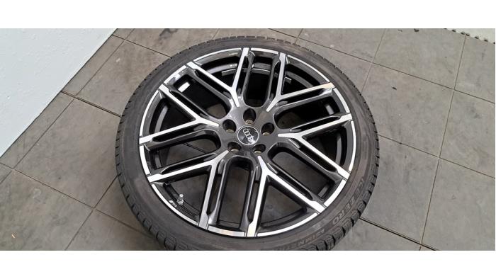 Jante + pneu d'hiver Audi RSQ3