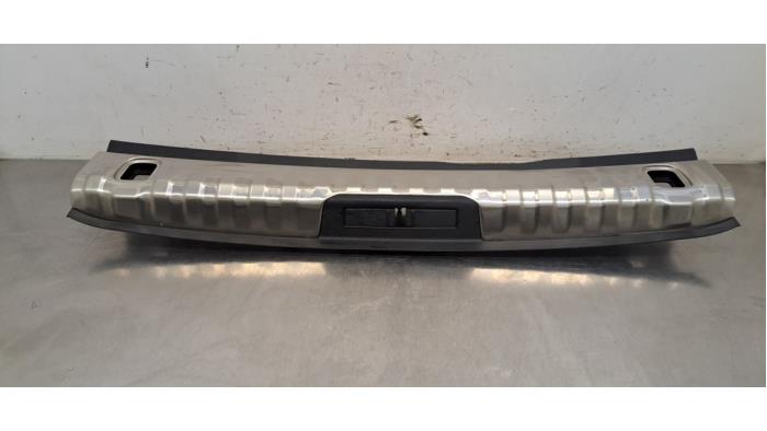 Couverture capteur serrure arrière Peugeot 508