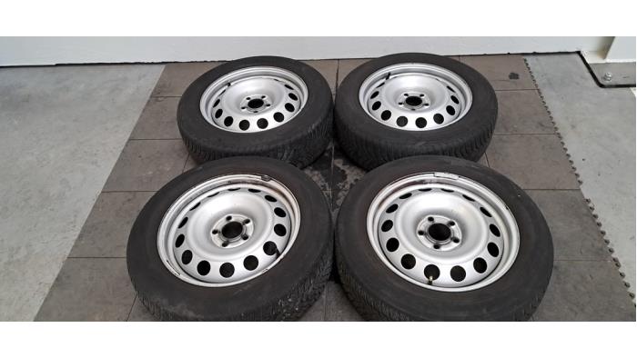 Velgen set + banden Opel Combo