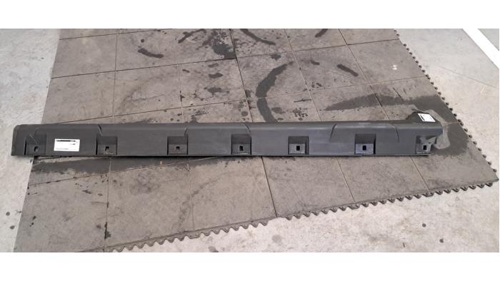 Marche-pied (list de couverture) gauche Dacia Sandero