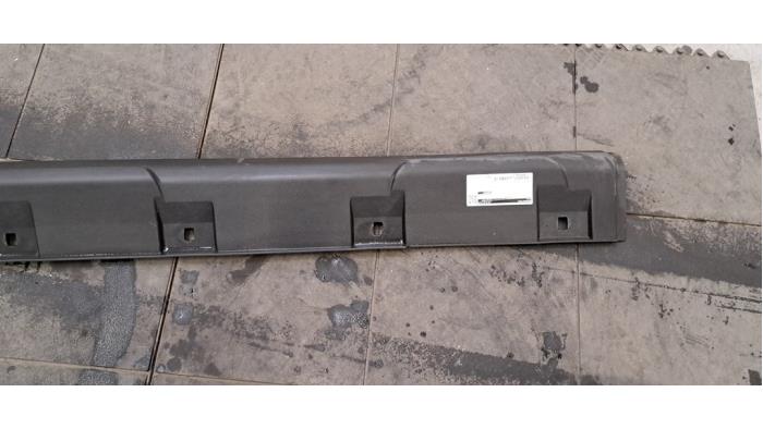 Marche-pied (list de couverture) droite Dacia Sandero