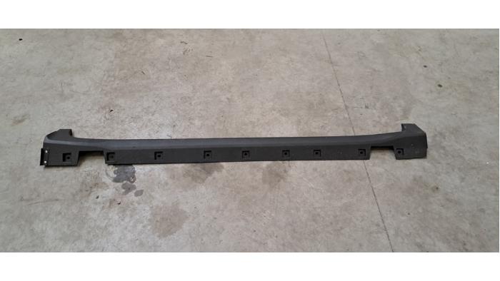 Marche-pied (list de couverture) droite MG ZS