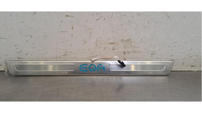 Eclairage d'embarquement Mercedes EQA