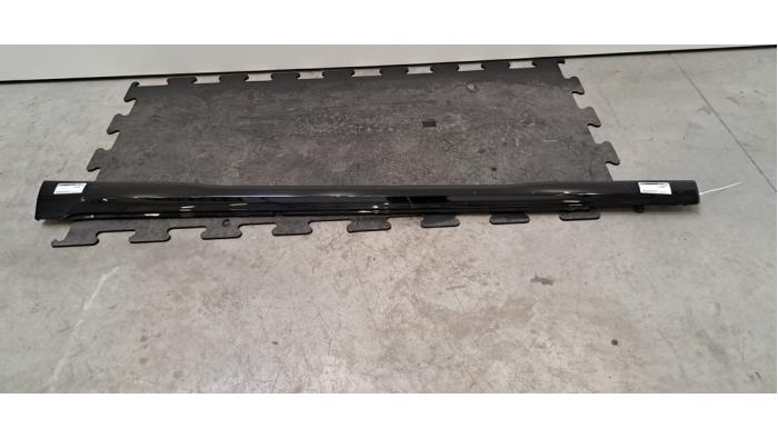 Marche-pied (list de couverture) gauche Mercedes EQE