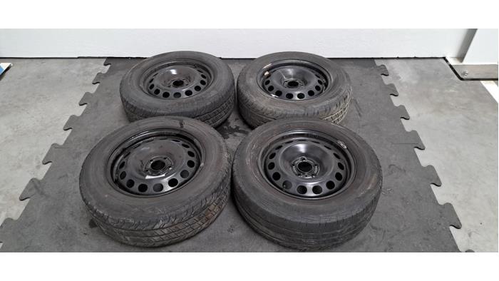 Kit jantes + pneumatiques Toyota Pro-Ace