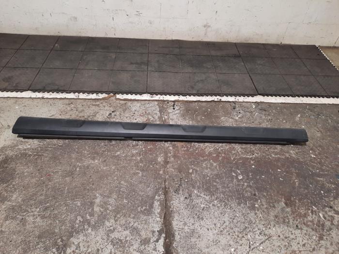 Marche-pied (list de couverture) gauche Mercedes GLA