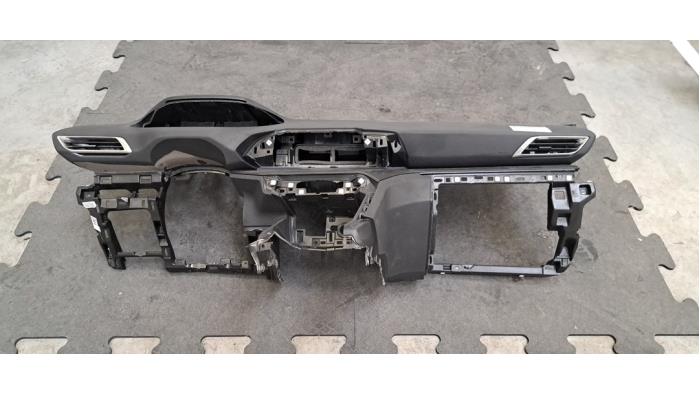 Tableau de bord Peugeot 5008
