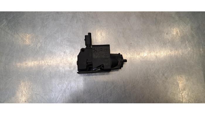 Moteur de verrouillage clapet réservoir Opel Vivaro
