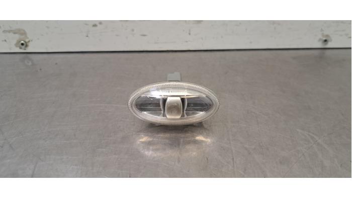 Clignotant protection avant gauche Opel Vivaro