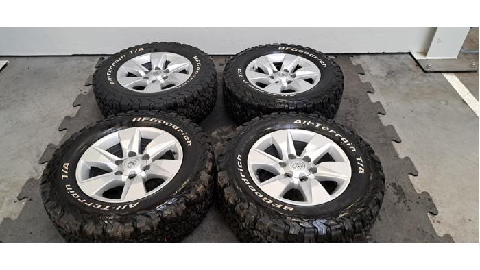 Kit jantes + pneumatiques Toyota Landcruiser