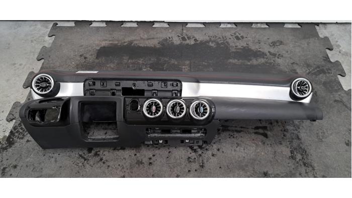 Tableau de bord Mercedes CLA