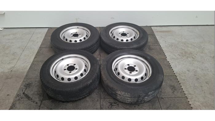 Jogo de rodas + pneus Nissan Interstar