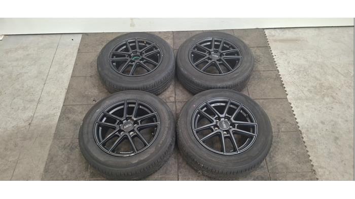 Kit jantes + pneumatiques Toyota Pro-Ace
