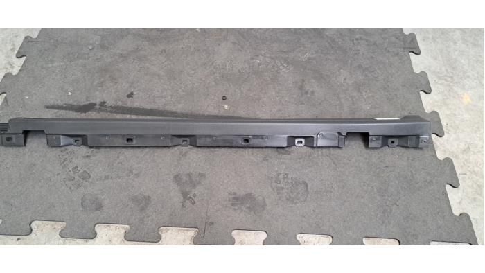 Marche-pied (list de couverture) gauche Mercedes EQA