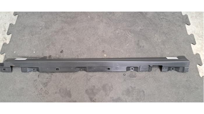 Marche-pied (list de couverture) gauche Mercedes EQA