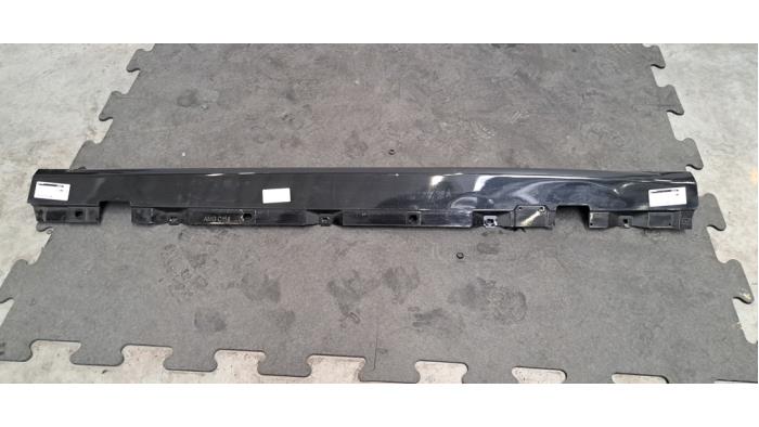 Marche-pied (list de couverture) gauche Mercedes CLA