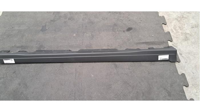 Marche-pied (list de couverture) droite Mercedes EQA