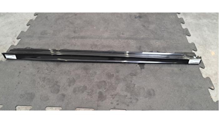 Marche-pied (list de couverture) droite Mercedes CLA
