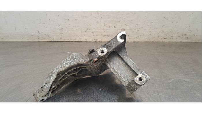 Support pompe clim Peugeot Expert