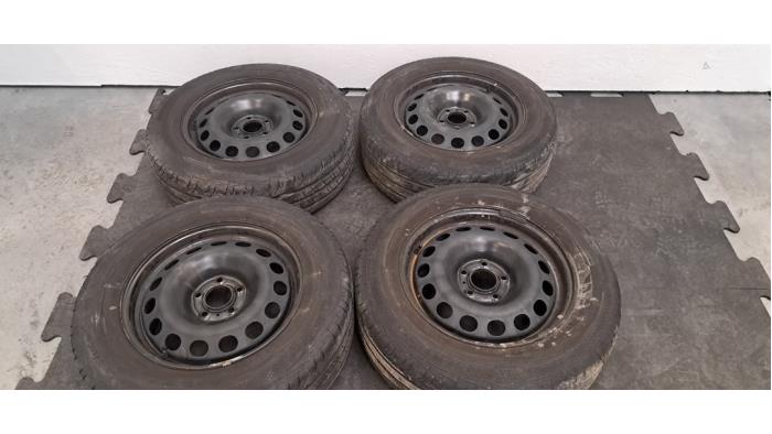 Kit jantes + pneumatiques Toyota Pro-Ace