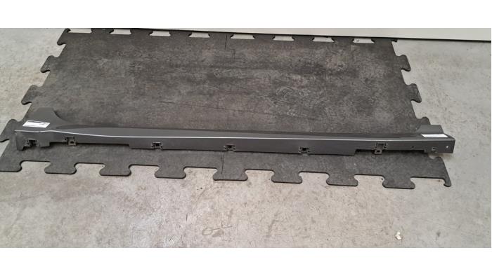 Marche-pied (list de couverture) droite Nissan Leaf
