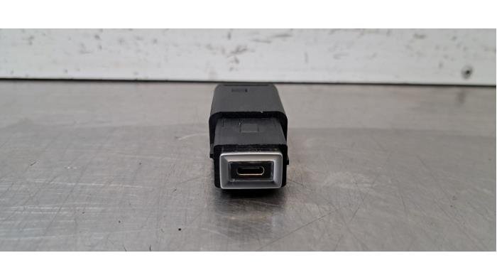 Prise USB Peugeot 208