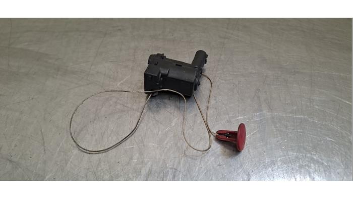 Moteur de verrouillage clapet réservoir Porsche Macan