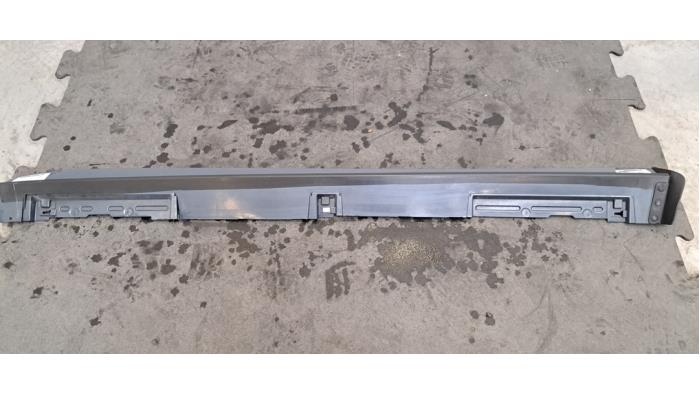 Marche-pied (list de couverture) gauche Mazda 3.