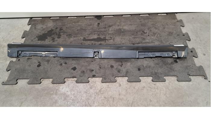 Marche-pied (list de couverture) droite Mazda 3.