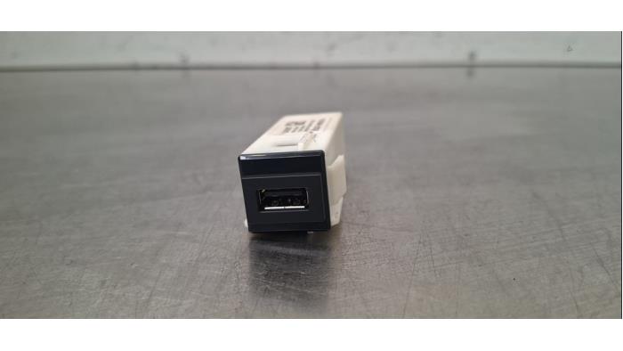 Connexion USB Mazda 3.
