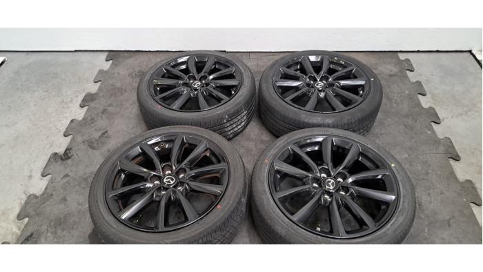 Velgen set + banden Mazda 3.