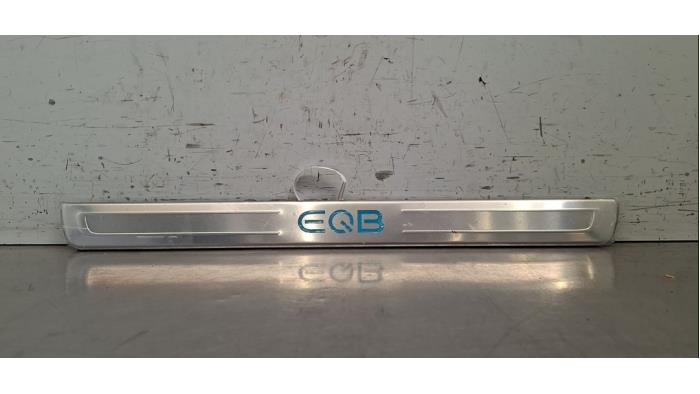 Eclairage d'embarquement Mercedes EQB