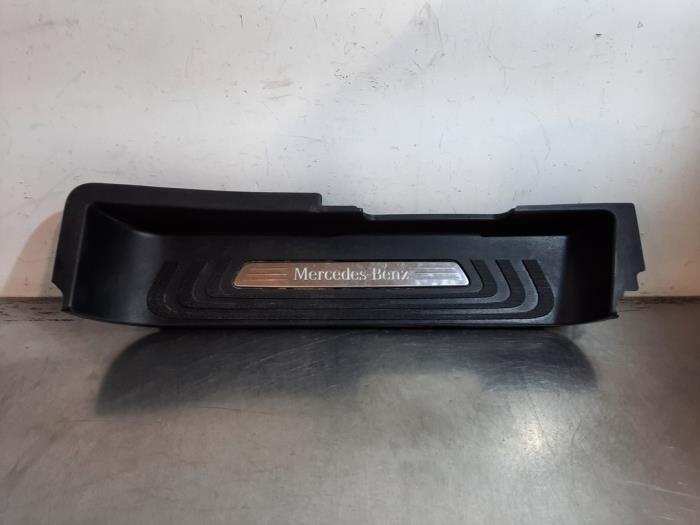 Gebruikte Treeplank links Mercedes EQV 300 Prijs € 60,50 Inclusief btw aangeboden door Autohandel Didier