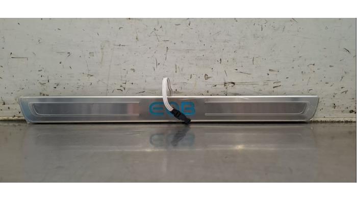 Eclairage d'embarquement Mercedes EQB