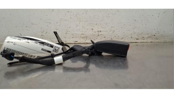 Insertion ceinture de sécurité arrière gauche Peugeot 2008