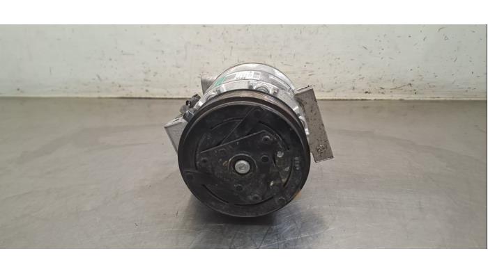 Pompe clim Renault Trafic