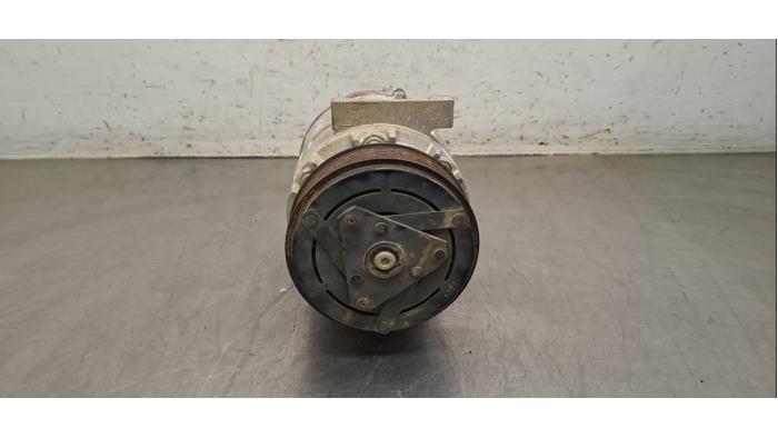 Pompe clim Nissan Primastar