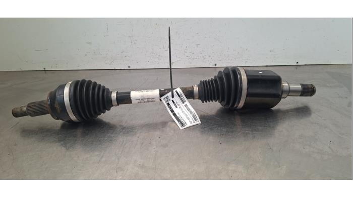 Gebruikte Aandrijfas links-voor Landrover Range Rover Sport (LW) 2.0 16V P400e Prijs € 266,20 Inclusief btw aangeboden door Autohandel Didier