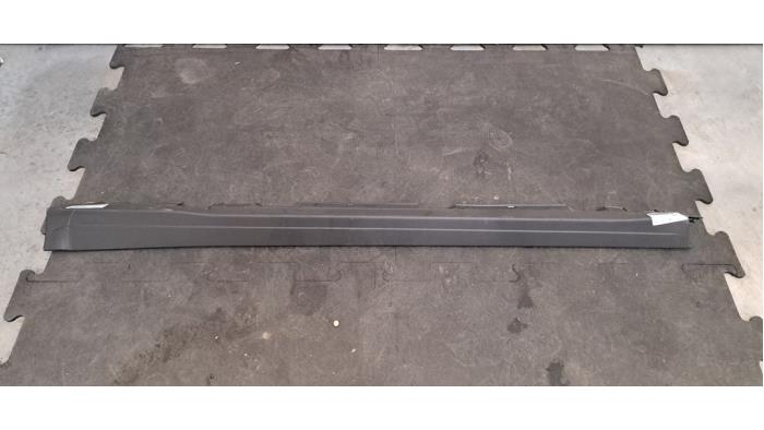 Marche-pied (list de couverture) gauche Mercedes EQB