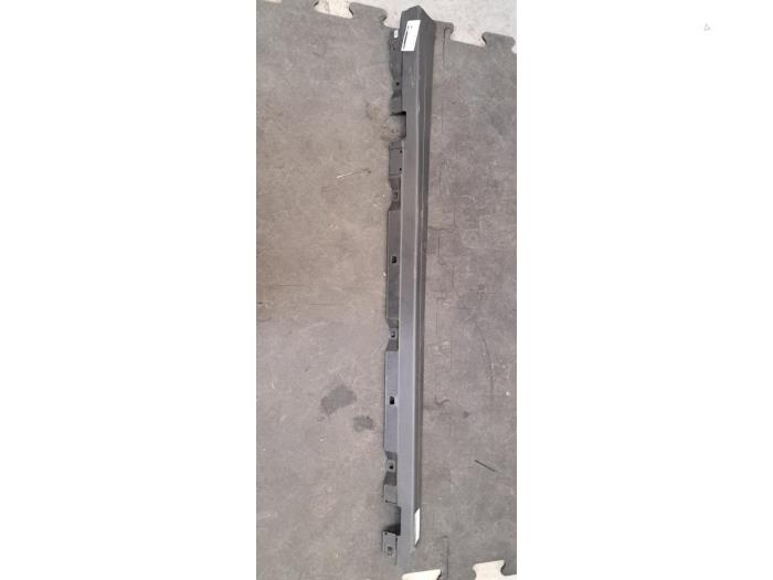 Marche-pied (list de couverture) droite Mercedes EQB