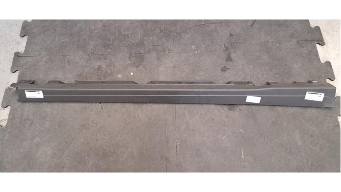Marche-pied (list de couverture) droite Mercedes EQB