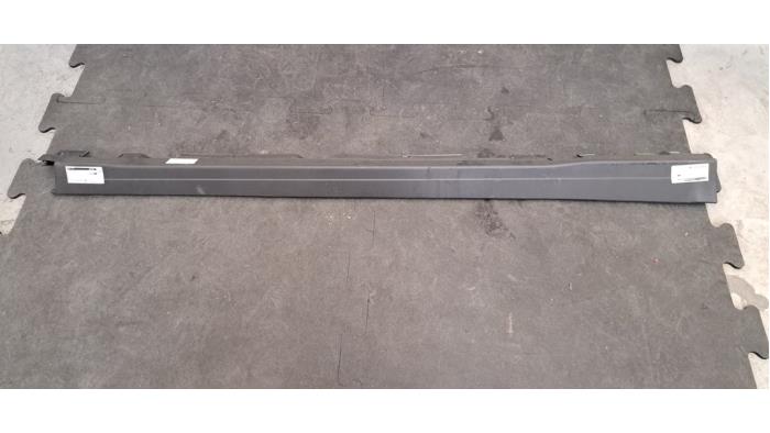 Marche-pied (list de couverture) droite Mercedes EQB