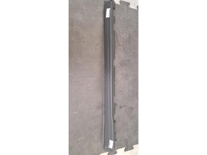 Marche-pied (list de couverture) droite Mercedes EQB