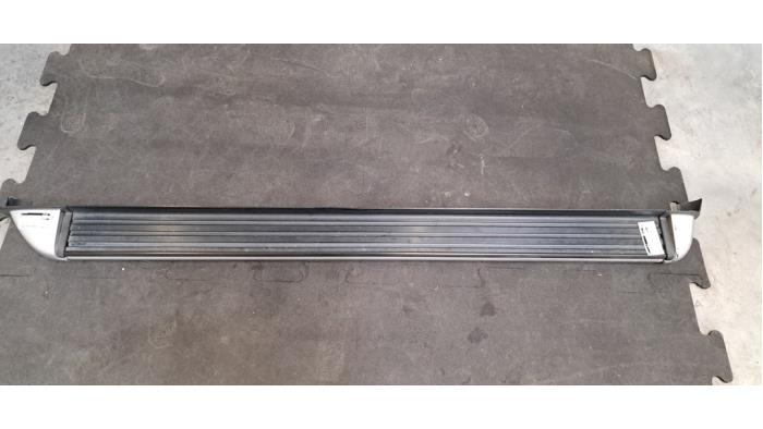 Marchepied gauche Nissan Navara