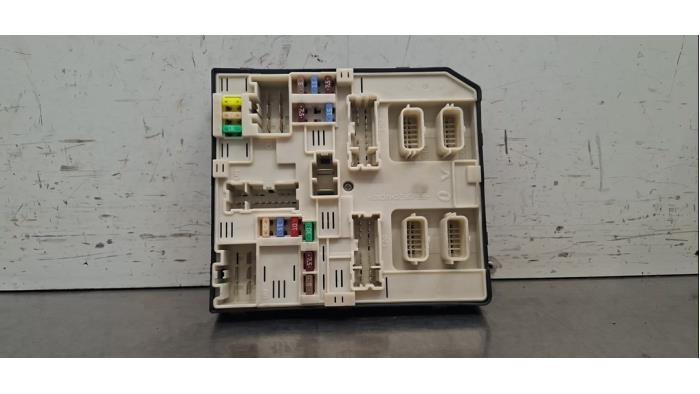 Boîte à fusibles Nissan NV250