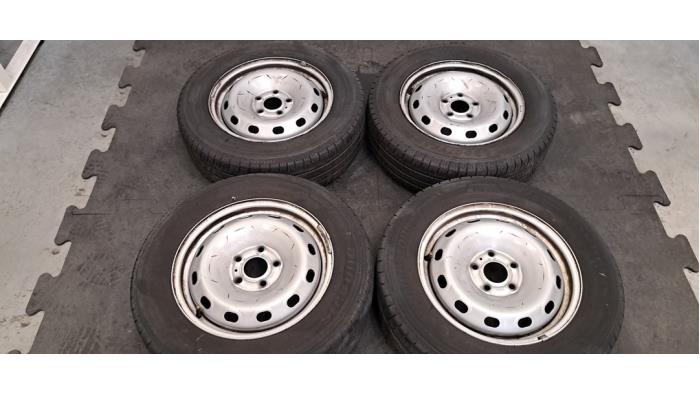 Velgen set + banden Renault Trafic