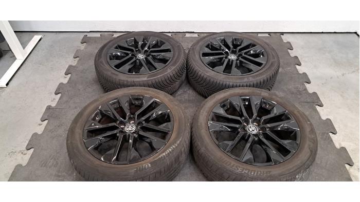 Velgen set + banden Toyota Rav-4