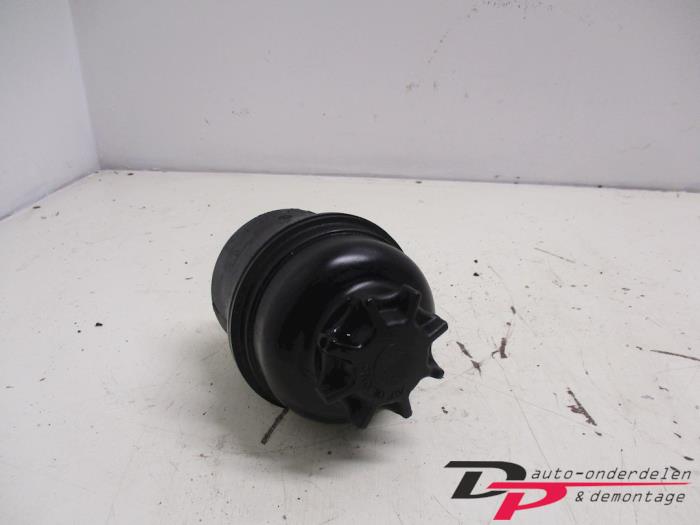 Gebruikte Servo Oliereservoir BMW 1 serie (E87/87N) 118d 16V Prijs € 5,00 Margeregeling aangeboden door DP Auto-onderdelen & Demontage