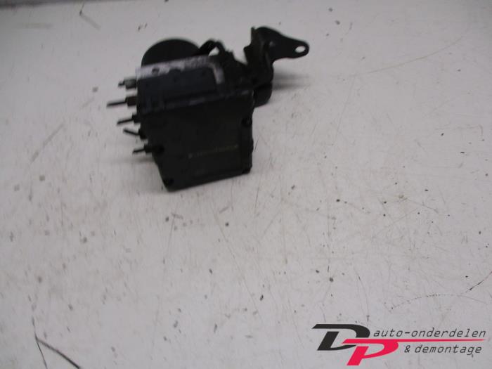 ABS Pomp van een Chrysler Sebring Convertible (JR) 2.7 V6 24V 2002